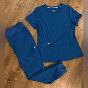 Beyond Scrubs women’s scrubs set in royal blue